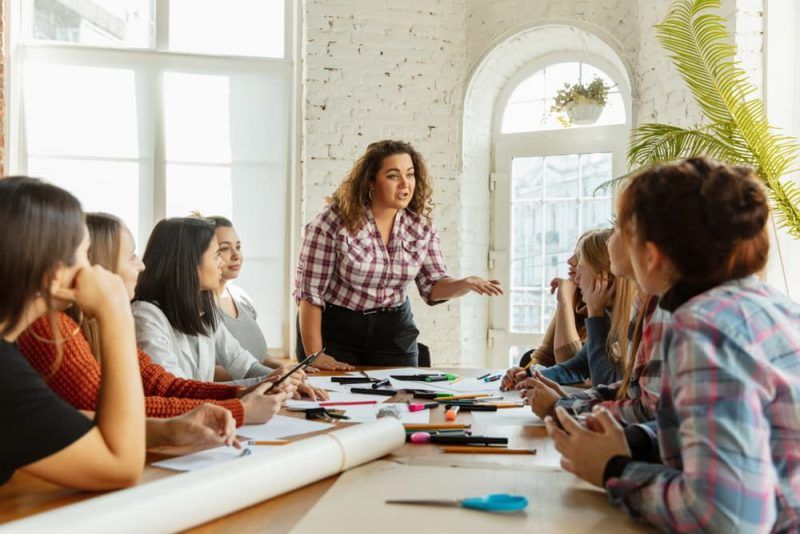 Acércate siempre a tu equipo y manténlos informados de cada paso que deben dar juntos para lograr el éxito. Ganar el respeto de tu equipo depende de ti.