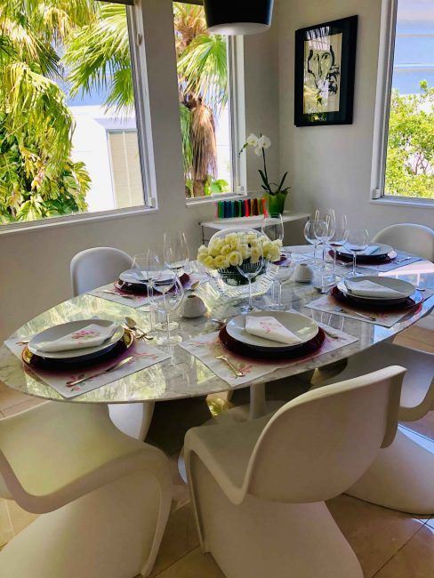 Combina la vajilla blanca con unos buenos cubiertos y con platos de fondo en tonos frambuesa