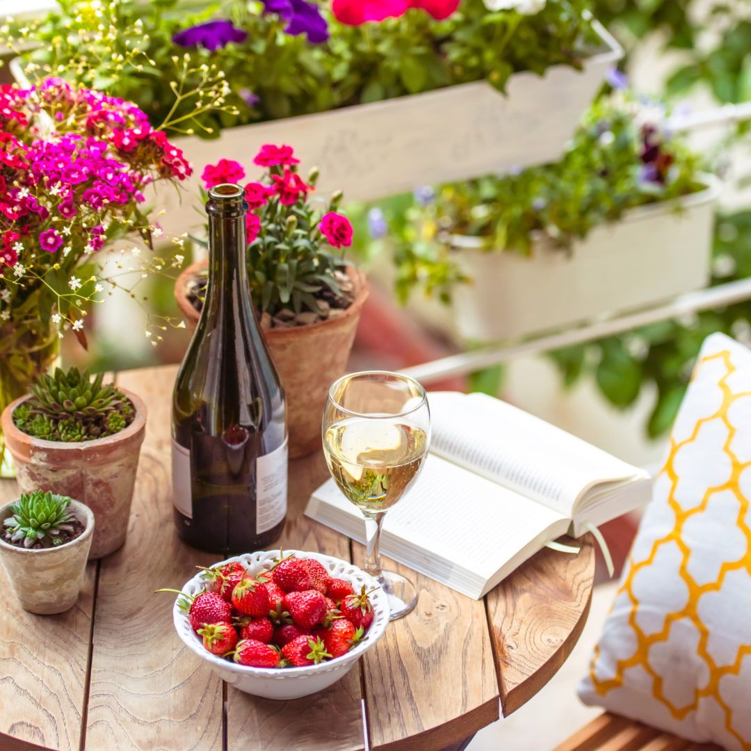 Disfruta el balcón con una copa de vino, unas fresas y un buen libro..