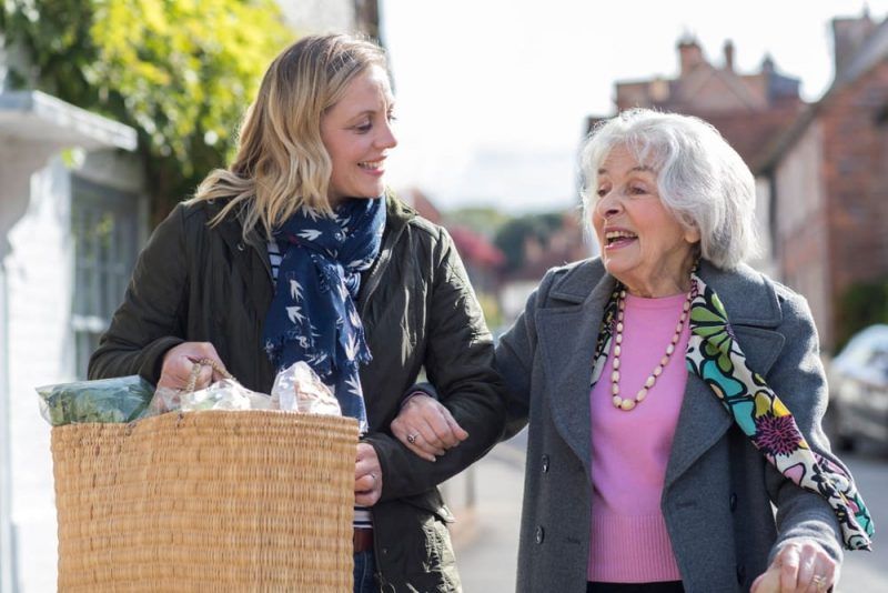 Cada vez que ayudas a alguna persona, eso se devuelve en bendiciones para tu vida. La solidaridad enaltece tu vida.