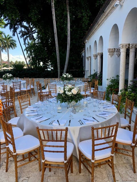 Un matrimonio al caer la tarde es bellísimo. El color elegido para decorar es el blanco teniendo como gran marco la naturaleza.
