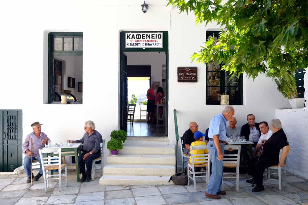 Los habitantes de Ikaria disfrutan jornadas tomando café y conversando con sus amigos de la infancia.