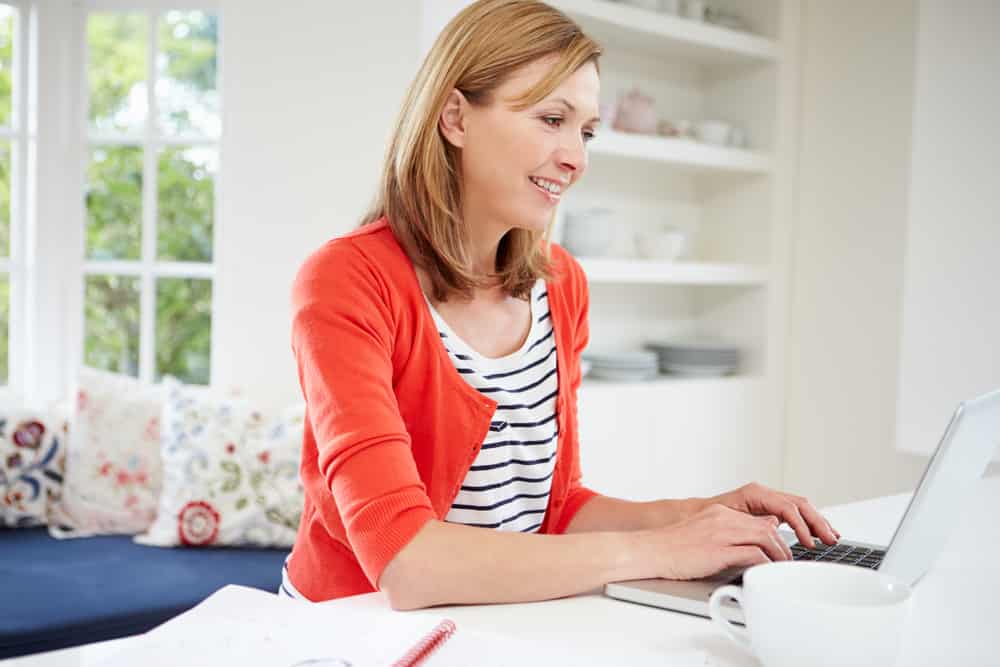 Los tonos alegres te ayudan a sentirte positiva para trabajar en casa