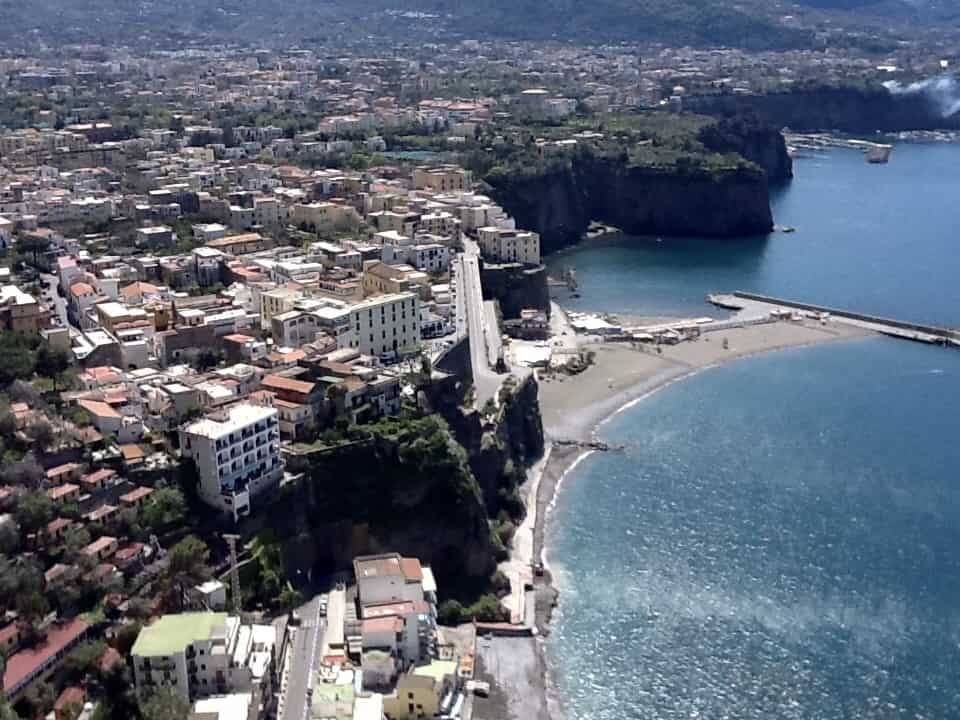 Vistas de la carretera provincial SS163 que conduce a Positano. Hermosos paisajes llenos de historia