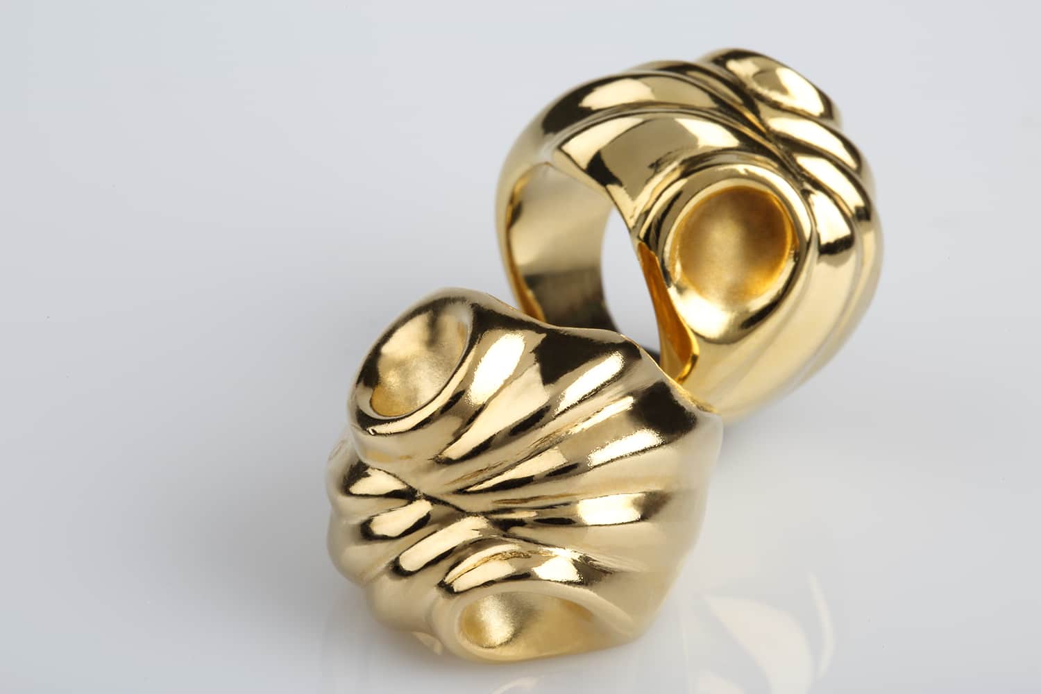 El oro amarillo siempre dará un gran opción cuando de joyas y accesorios se trata.