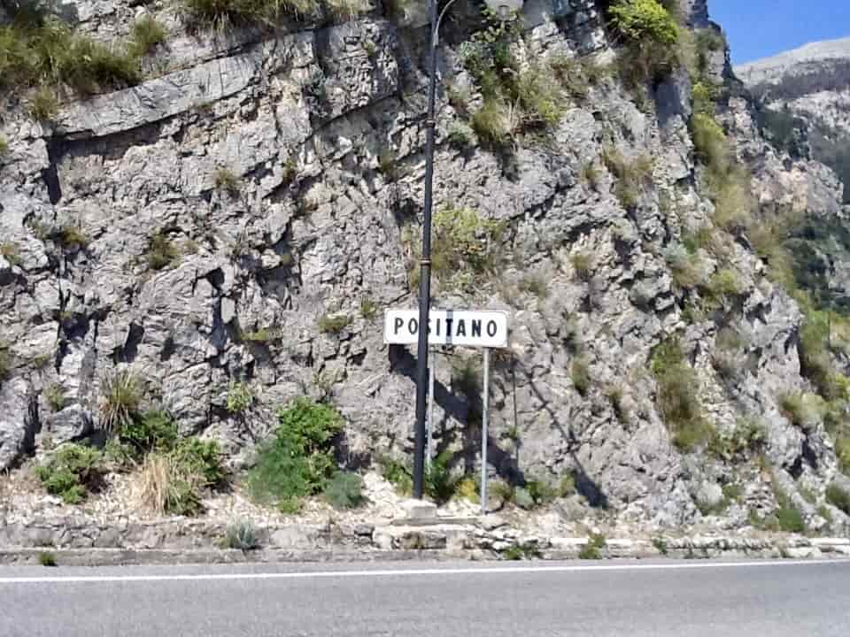 Un cartel nos anuncia la llegada a la ciudad más pintoresca de la Costa Amalfitana