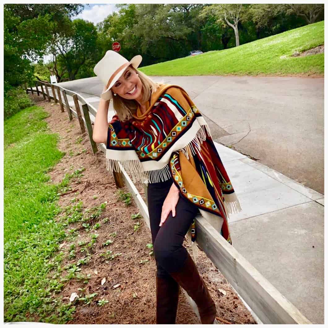 El estilo también está relacionado con la educación. Dora D'Agostino lleva una capa de la firma italiana Pucci