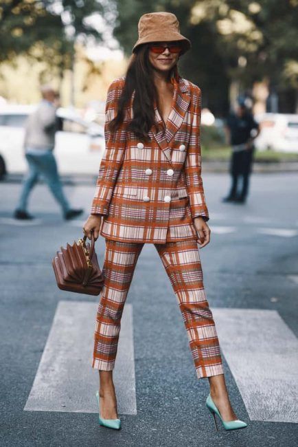 Entre las tendencias Otoño Invierno están los trajes a cuadros en tonos tierra