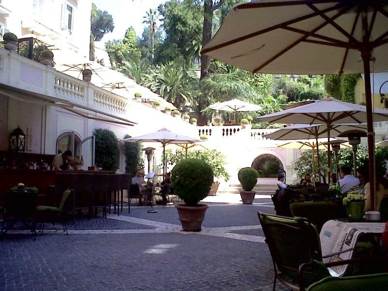 Imagina tomando una taza de café en esta terraza llena de verdor e historia