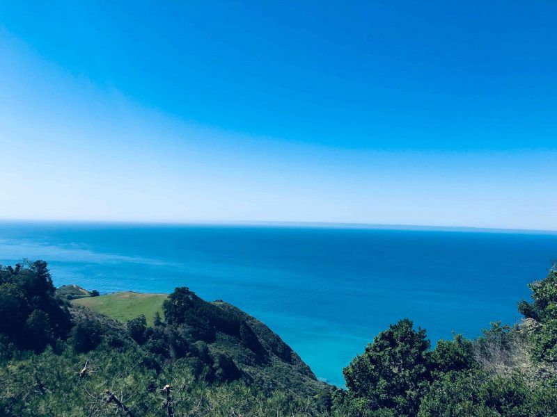 Vistas inspiradoras, unos azules que enamoran y un aire puro es lo que se respira en este viaje de carretera entre Big Sur y Carmel.