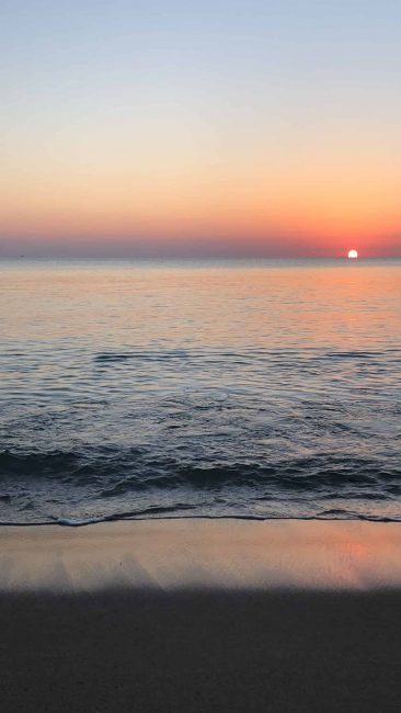 Contempla la salida del sol frente al mar. Es una experiencia dificil de olvidar