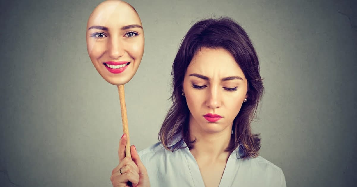 No necesitas fingir la felicidad. Debes sentirla y expresarla