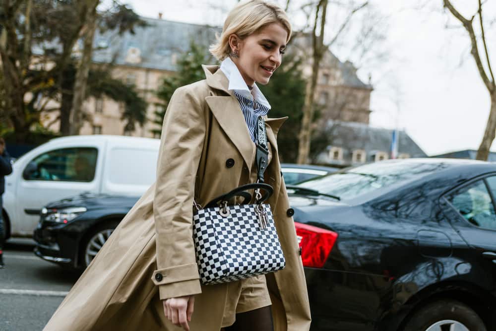 El trench es un must en el guardarropa.