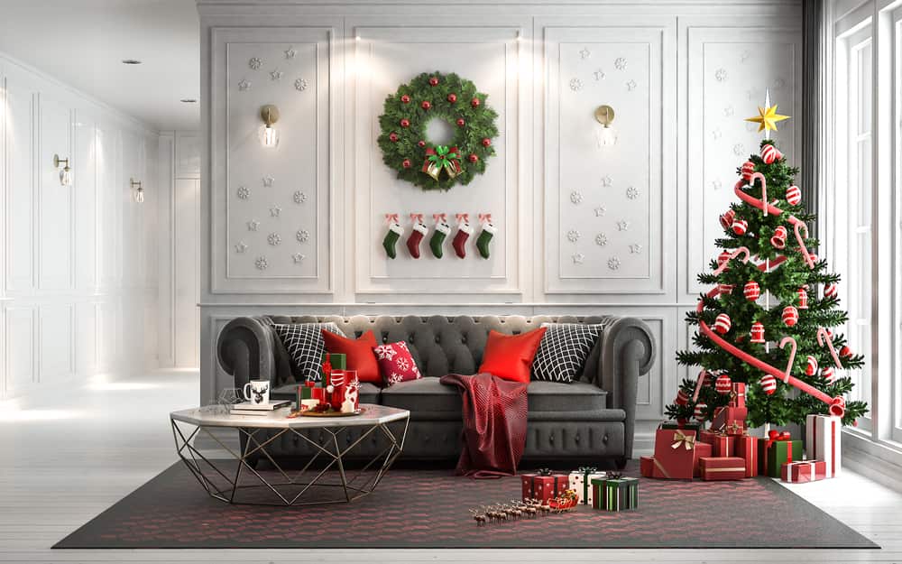 El rojo combina y crea un contraste precioso en este salón decorado de Navidad.