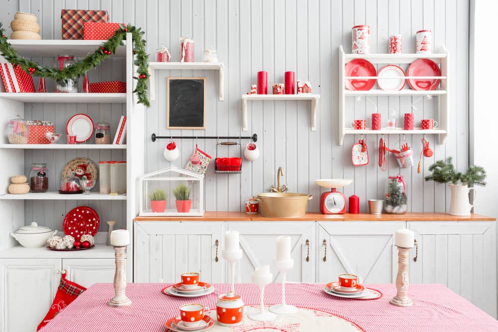 Al decorar la casa en navidad no te olvides de la cocina. Detalles en rojo y blanco le aportan la magia de la navidad a este espacio.