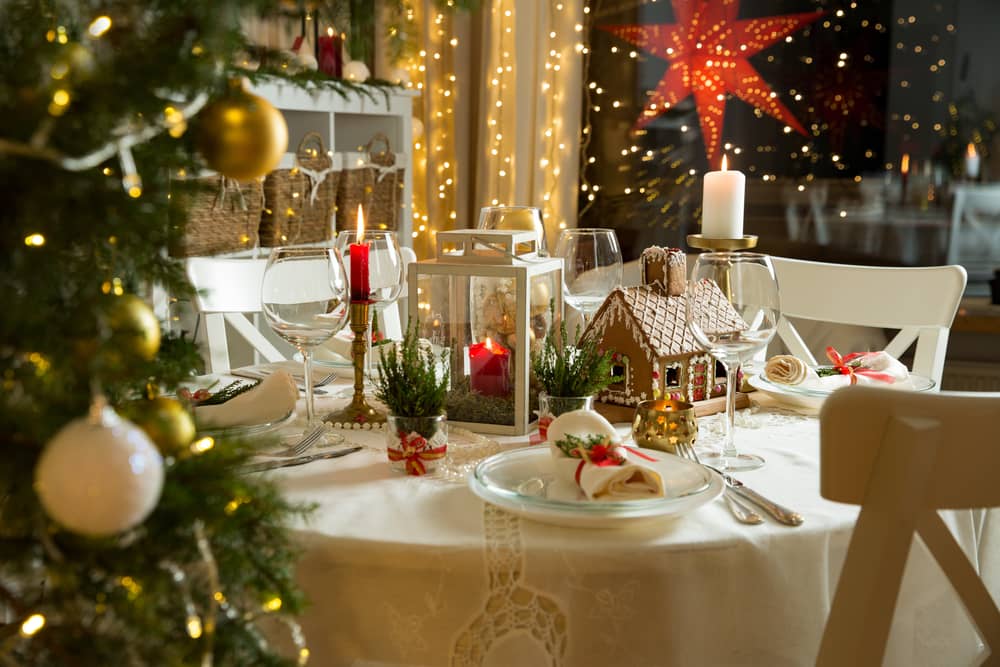 Al decorar la casa en navidad piensa que detalles quieres tener en la mesa para la cena del día más bello del año.