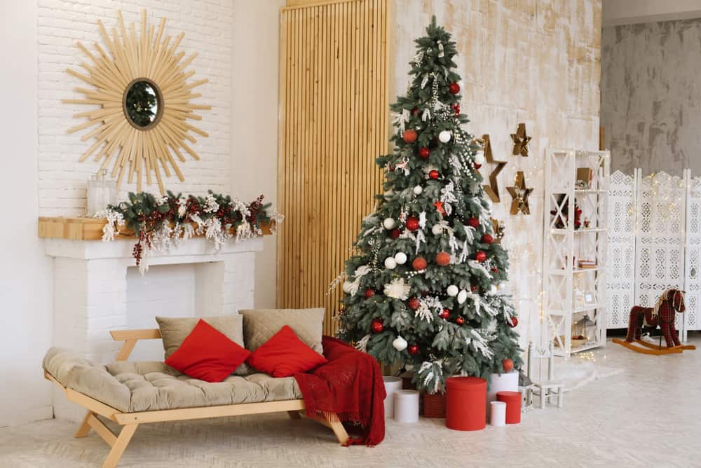 Rojo y dorado son los tonos elegidos para decorar este rincón de navidad