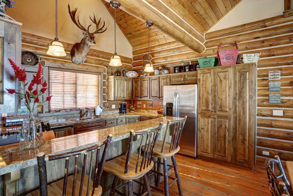 Es común ver en las casas de madera cocinas totalmente hechas con madera.