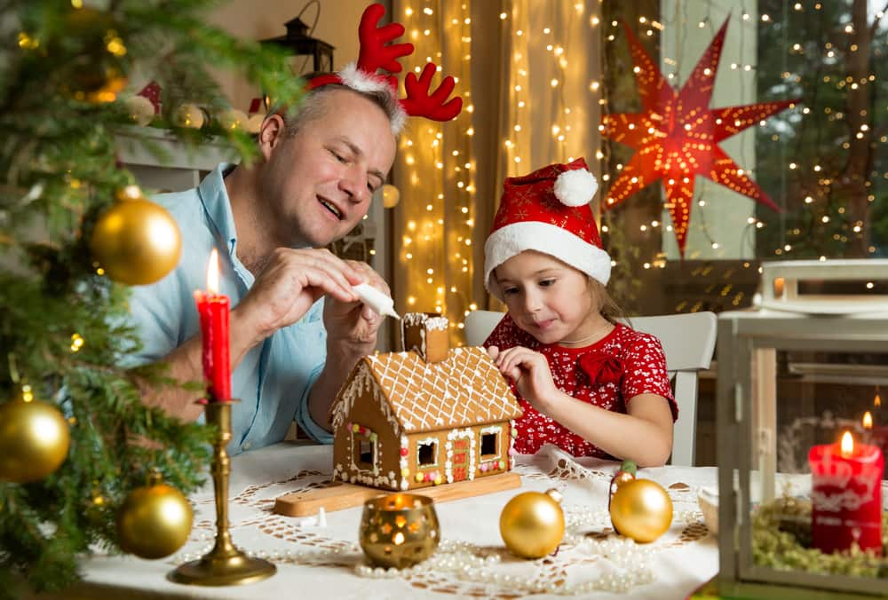 La creatividad no tiene límites. Invita a los pequeños a decorar el centro de mesa navideño.