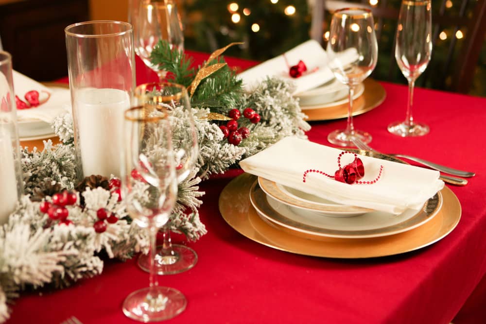 Una mesa decorada con los tonos propios de la navidad
