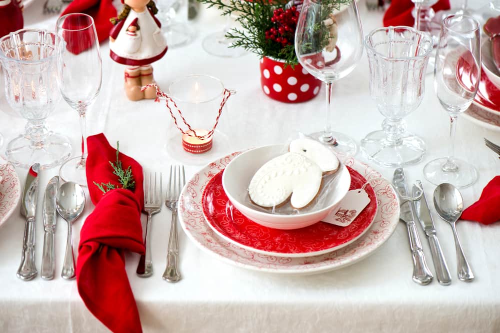 El blanco y rojo son los tonos predilectos de la navidad. Úsalos en tu mesa.