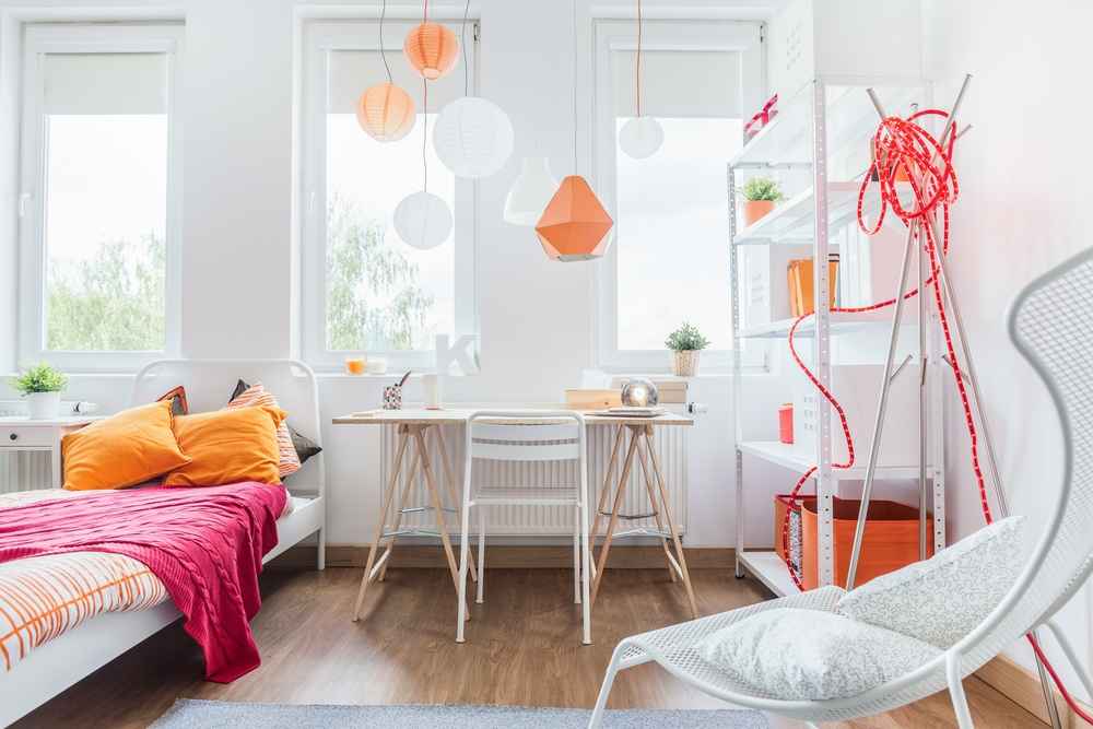 Un SI en la decoración es usar colores vivos como el naranja y fucsia en la habitación de los niños.