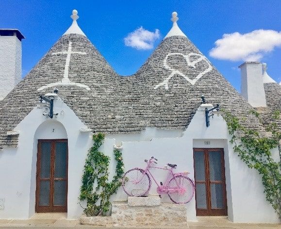 Fachadas diferentes y tipicas en Puglia en Italia