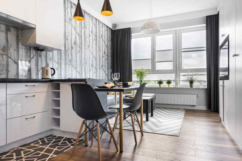 Una de las ideas en apartamentos pequeños es tener entrada de luz natural porque eso dá sensación de amplitud e ilumina mejor el espacio