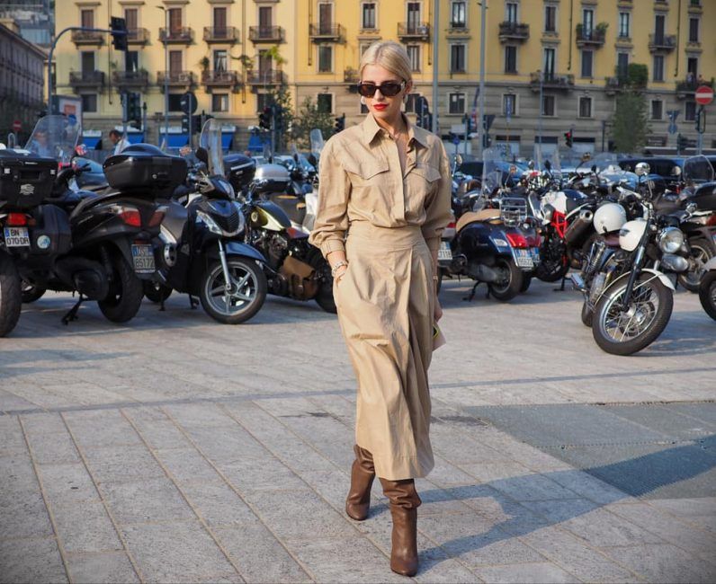 Combina el color nude con botas marrones. Por ser tonos que combinan entre sí nunca te sentirás insegura con lo que llevas.