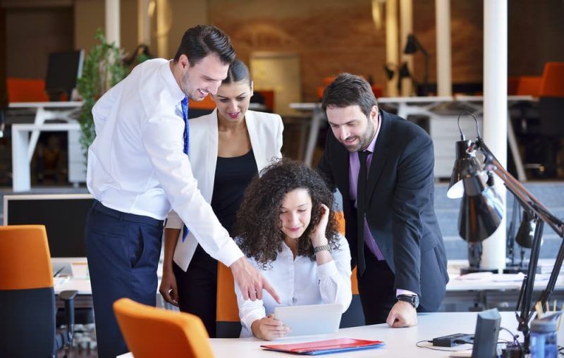 Un lider debe trabajar mano a mano con su equipo para lograr los resultados que esperan en la administración de empresas