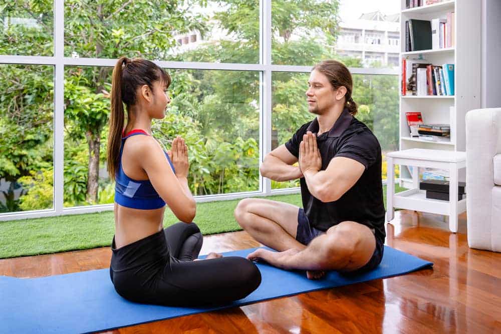 Meditar calma el estrés y balancea nuestro sistema emocional. Toma unos minutos diarios para calmar la mente y el estrés meditando