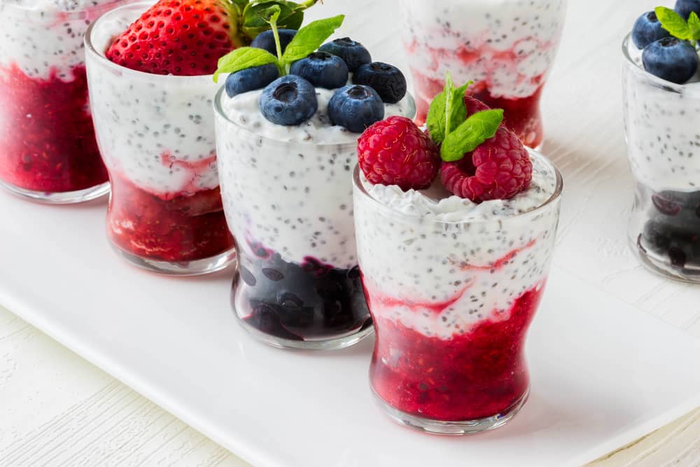 Entre los snacks saludables están los parfaits con frutas y semillas de chia. Dora D'Agostino