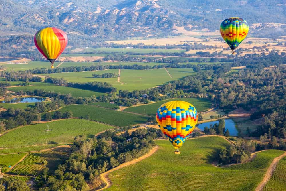 En Napa Valley no solo catarás los mejores vinos californianos, también puedes programar una experiencia aerostátics para inspirarte con la belleza de los viñedos de la zona