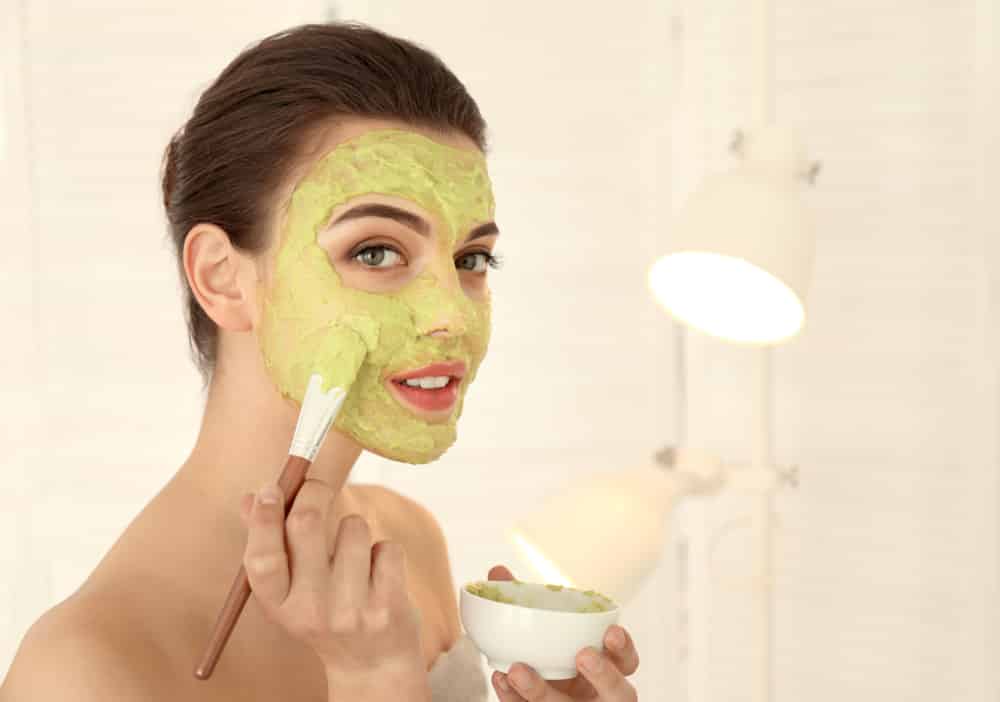 Dos veces por semana puede hacer una mascarilla de aguacate y pepino para exfoliar tu piel.