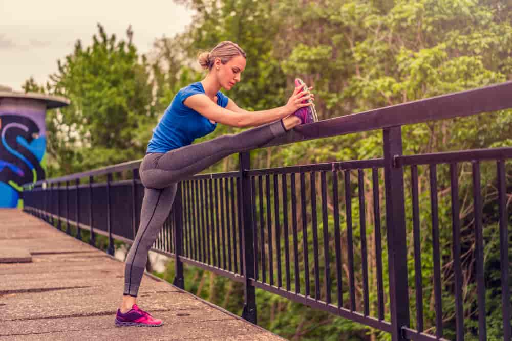 Estirar antes de comenzar una rutina de ejercicios garantiza que no te lastimes.