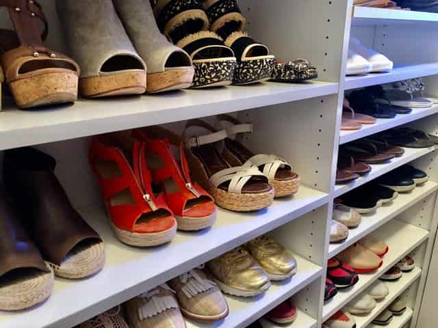 Lo mejor es organizar los zapatos en el closet por colores y clasificados. 
