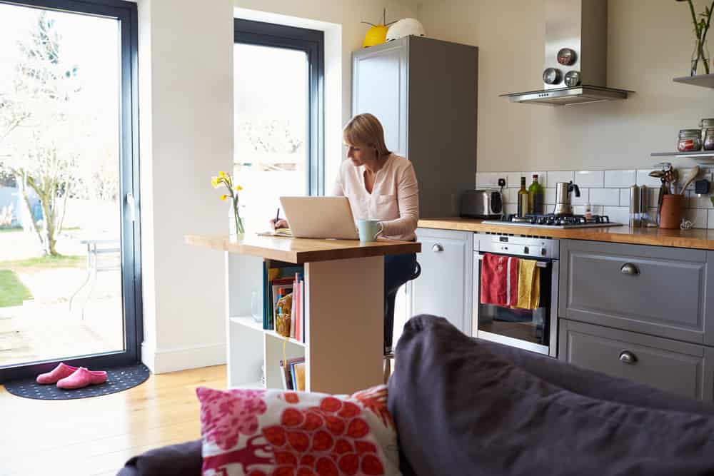 No es necesario contar con grandes espacios para trabajar en la cocina. La creatividad es importante para hacer de tu mesa de trabajo un lugar multi función