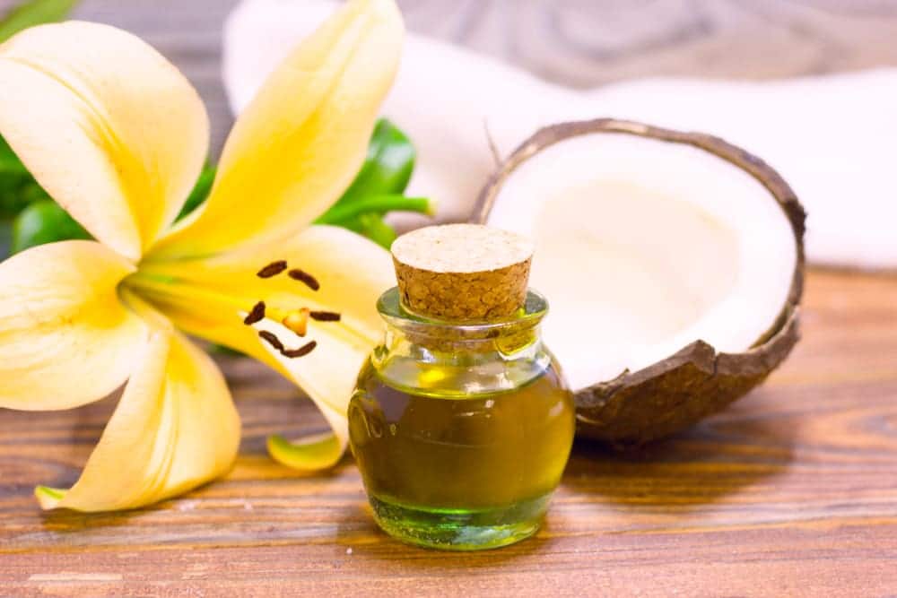 El aceite de coco nutre el contorno de tus ojos. Aplícalo masajeando suavemente bajo los ojos y déjalo por unos minutos para que te hidrate. Retira con agua fresca. Puedes aplicarlo todas las noches.