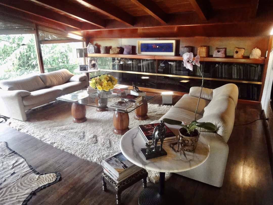 Ilumina techos y áreas oscuras con iluminación desde el piso. Los totem de luz led son grandes ayudas en el hogar porque puedes moverlos de un sitio a otro. Los produce la casa italiana Viabizzuno.