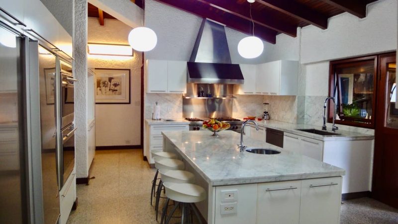 La iluminación de la cocina debe ser óptima. Es el lugar donde más tiempo pasas y donde se preparan los alimentos. Combina luz led y fluorescente para un buen resultado