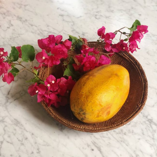 La papaya es rica en vitamina C que contribuye a la estimulación del colágeno y a la tonificación de la piel.