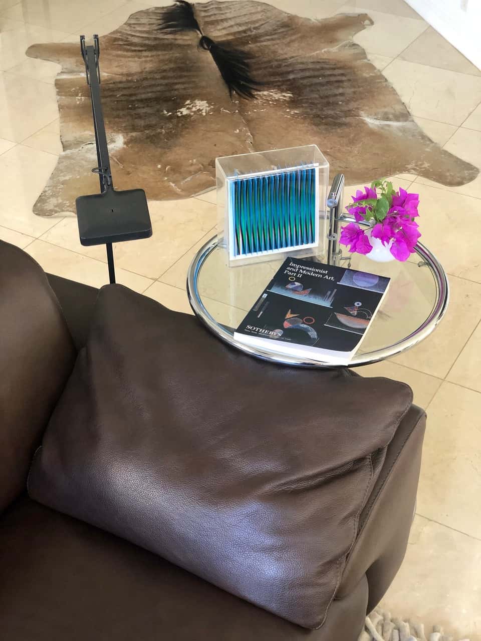 Si las mesas de apoyo de tu casa son pequeñas, ilumina el espacio con lamparás de pie modernas.