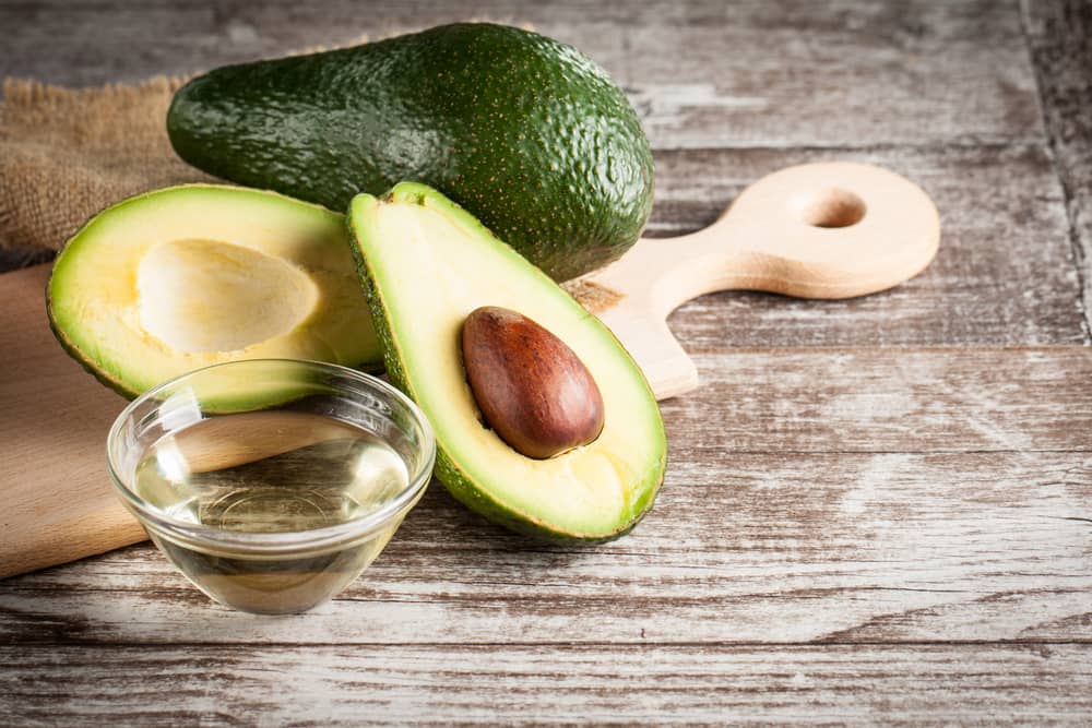 El aguacate es un excelente producto natural para cuidar el cuello y el rostro. Su aceite hidrata profundamente.