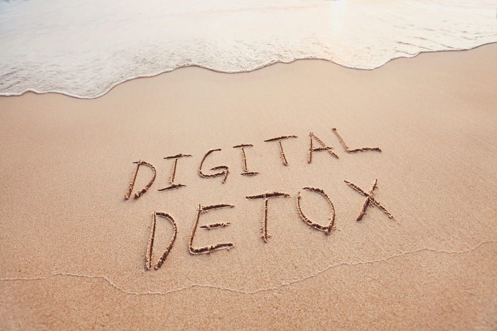 Una buena forma de cuidar tu salud es haciendo un detox digital frente al mar