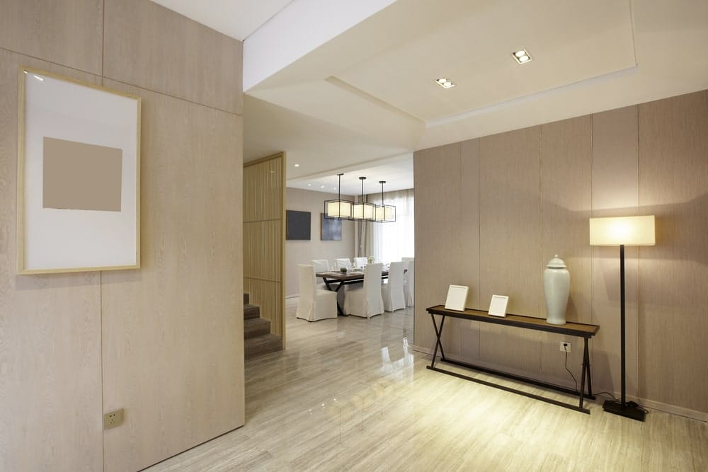 La entrada de la casa según el Feng Shui debe ser limpia y organizada. No uses espejos y coloca una consola o mesa para dejar las llaves y también es importante cuidar la iluminación en el recibidor.