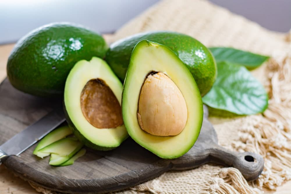 El aguacate es un frito con múltiples beneficios para la salud, entre ellos la cantidad de la vitamina A,C, D, E y k además de áciso fólico, omega 3. potasio, entre otros.