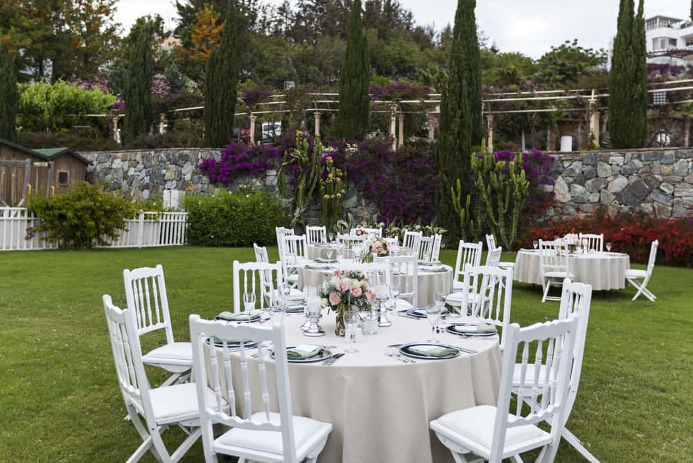 Si las mesas están en el jardín, no necesitan un gasto extra en ambientación. El jardín es el marco ideal.