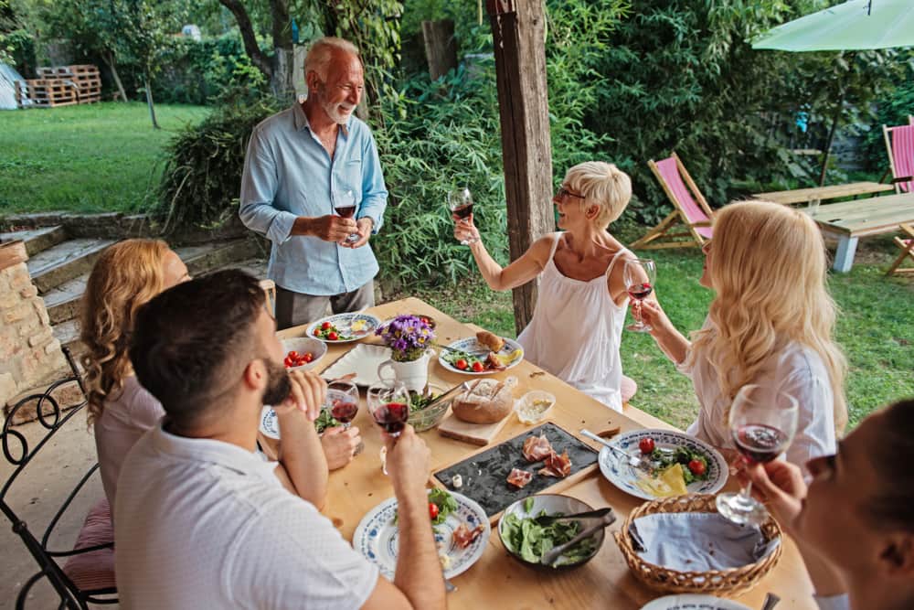 Está demostrado que socializar impacta positivamente la vida de las personas.