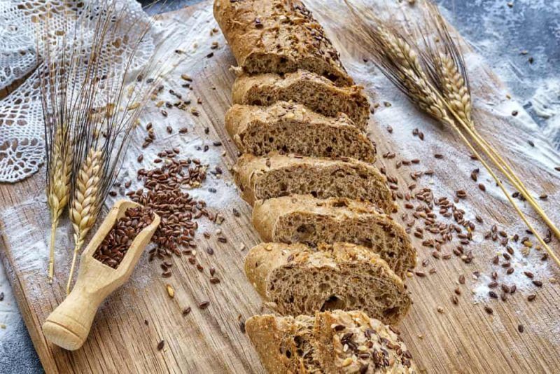 Es mejor ingerir pan integral multi granos en vez de pan blanco que no aporta los mismos nutrientes. Mientras menos alimentos procesados le des a tu organismo mejor será tu salud.