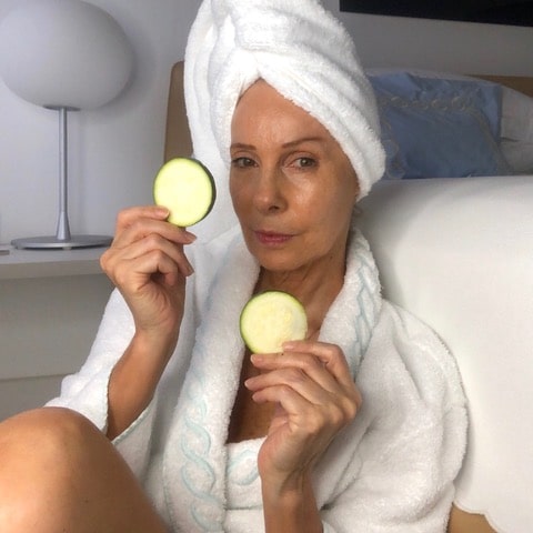 Rodajas de pepino heladas son ideales para aliviar los ojos cansados. Déjalas actuar por 15 minutos y enjuaga con agua fría.